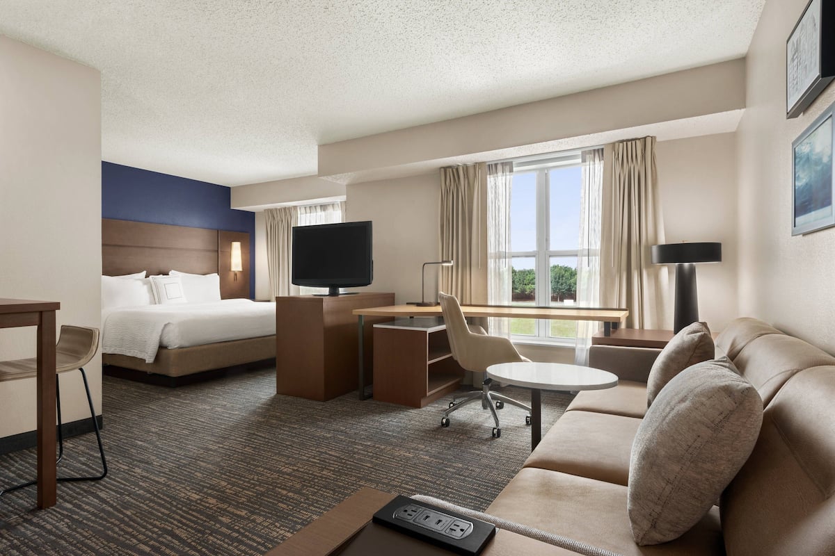 1 Schlafzimmer, Schreibtisch, Bügeleisen/Bügelbrett