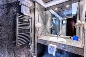 Minibar, coffres-forts dans les chambres, bureau