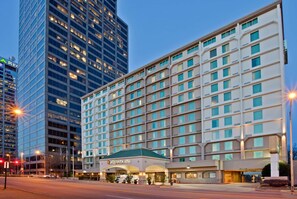 Exterior - La Quinta Inn & Suites by Wyndham Downtown Conference Center (Little Rock)