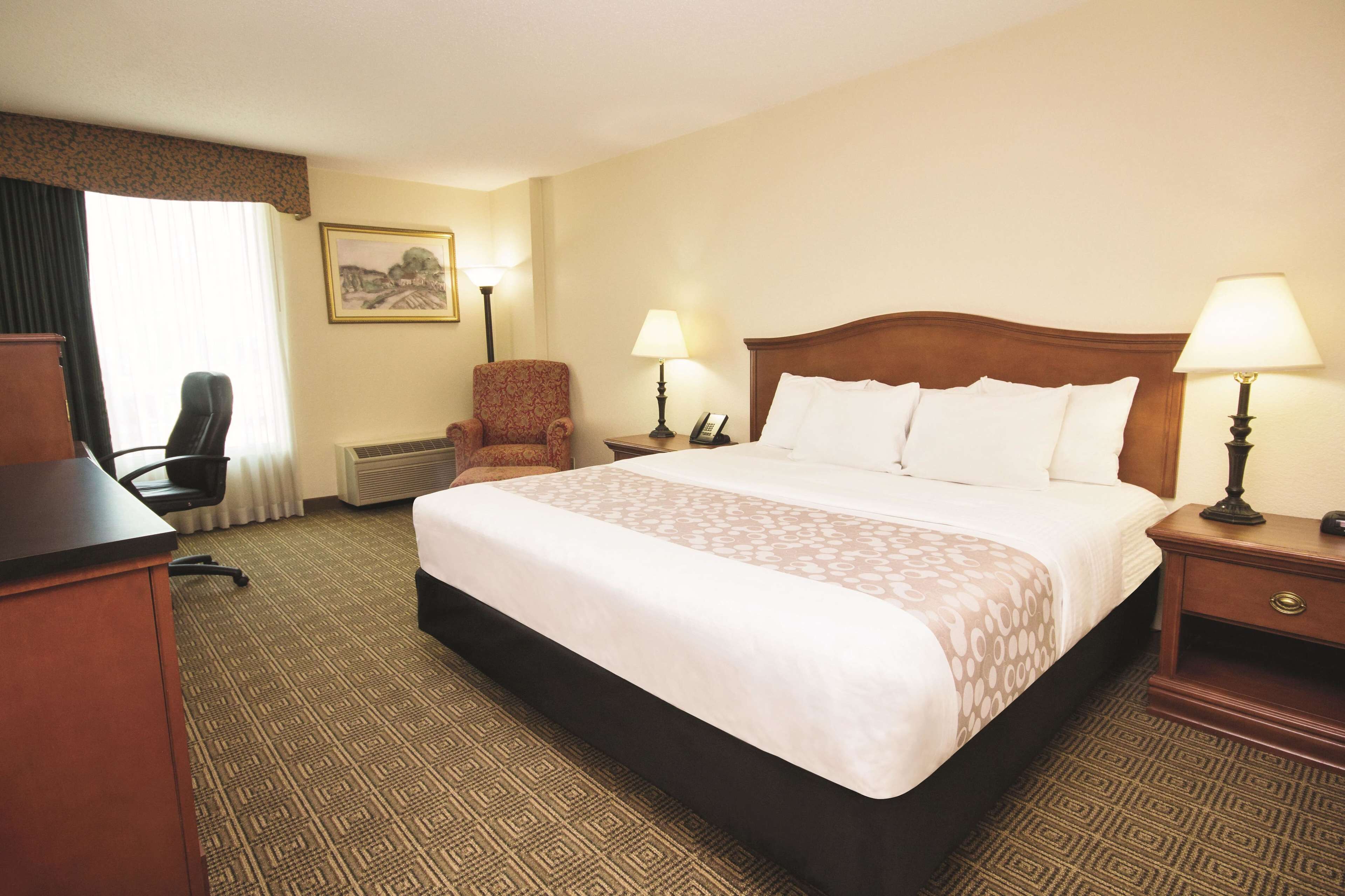 Room, 1 King Bed, Non Smoking, City View | Premium bedding, pillowtop beds, desk, laptop workspace
