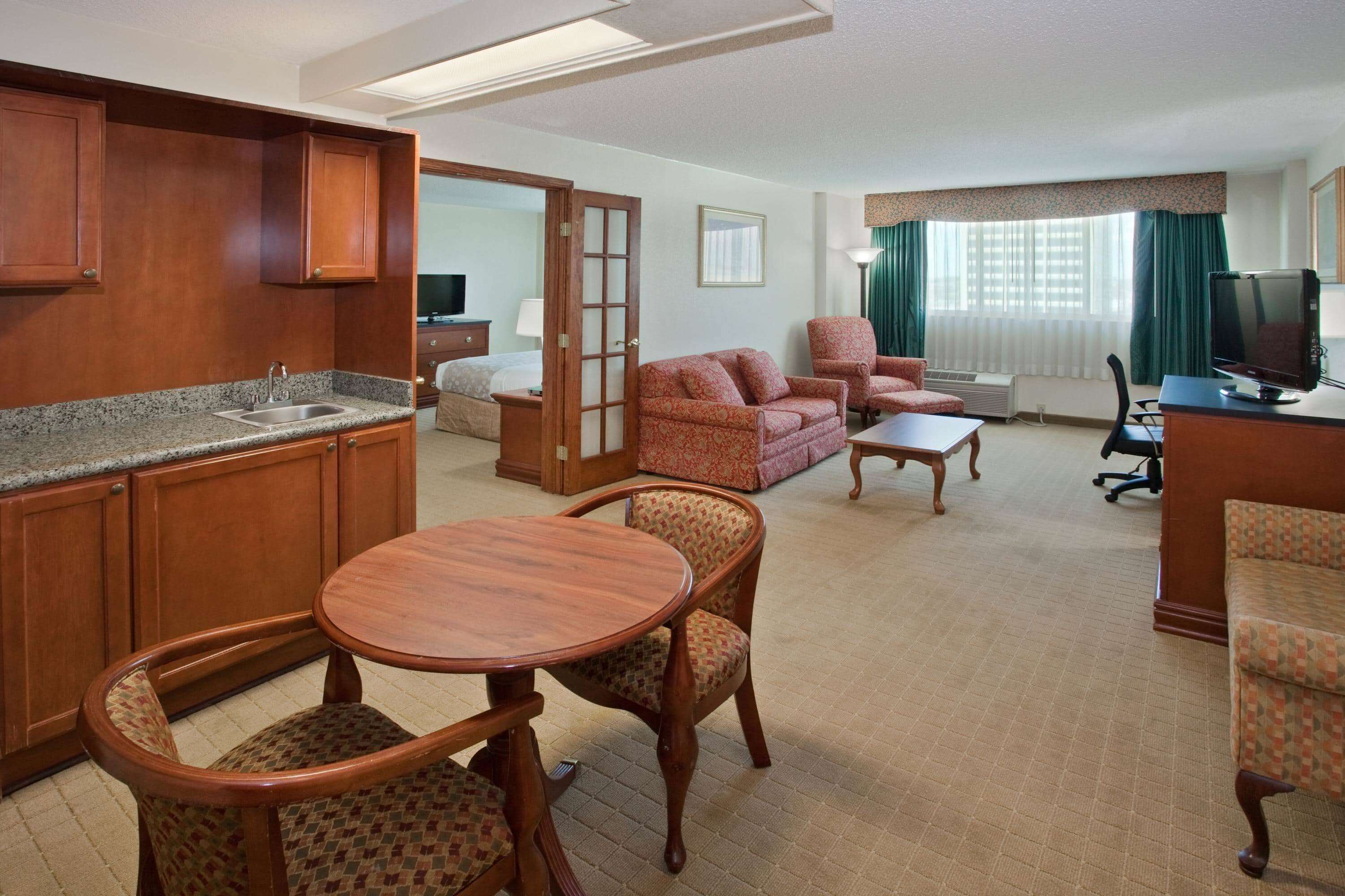 Deluxe Suite, 1 King Bed, Accessible, Non Smoking (Family, City View) | Premium bedding, pillowtop beds, desk, laptop workspace