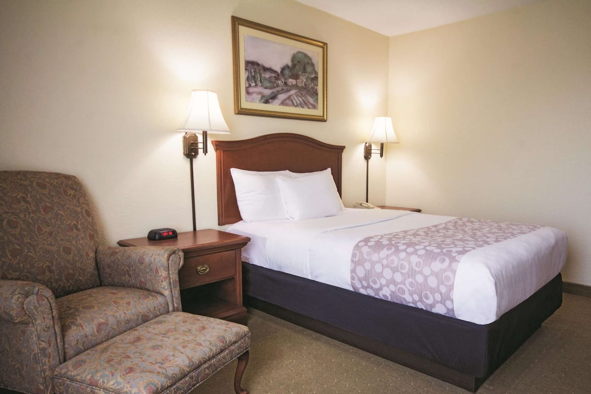 Room, 1 Double Bed, Non Smoking, City View | Premium bedding, pillowtop beds, desk, laptop workspace