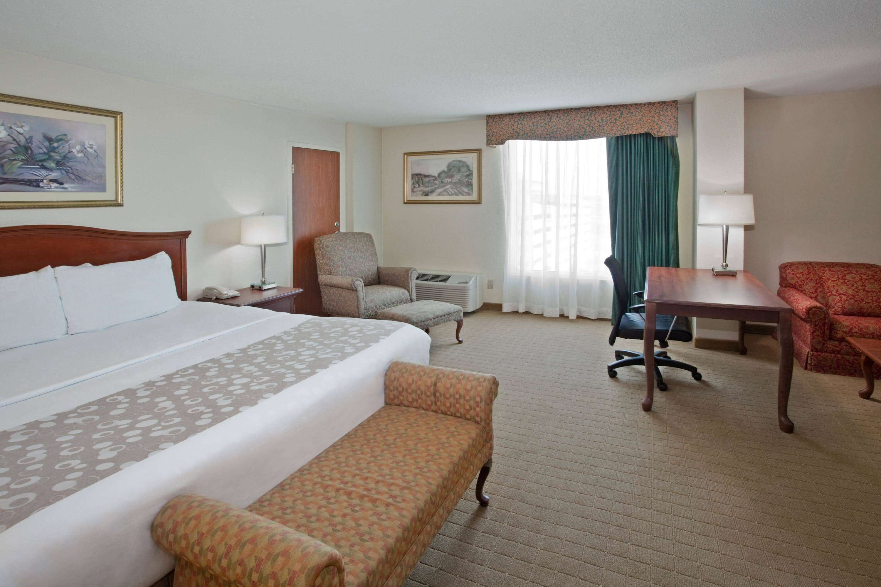 Deluxe Room, 1 King Bed, Non Smoking, City View | Premium bedding, pillowtop beds, desk, laptop workspace