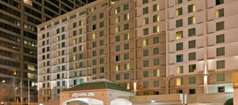 La Quinta Inn & Suites by Wyndham Downtown Conference Center