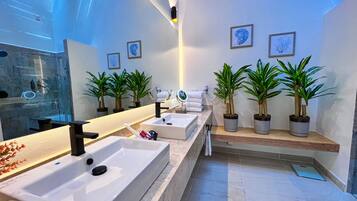 Luxury Room, 1 King Bed with Sofa bed | In-room safe, blackout drapes, bed sheets