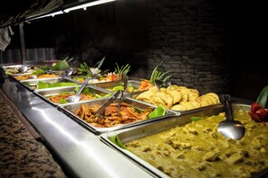 A buffet with various food options, including a green curry and fried items. -  Binniguenda Huatulco All Inclusive & Beach Club (Santa María Huatulco)