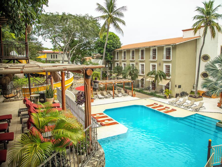 2 kolam renang terbuka, kerusi lepak pantai