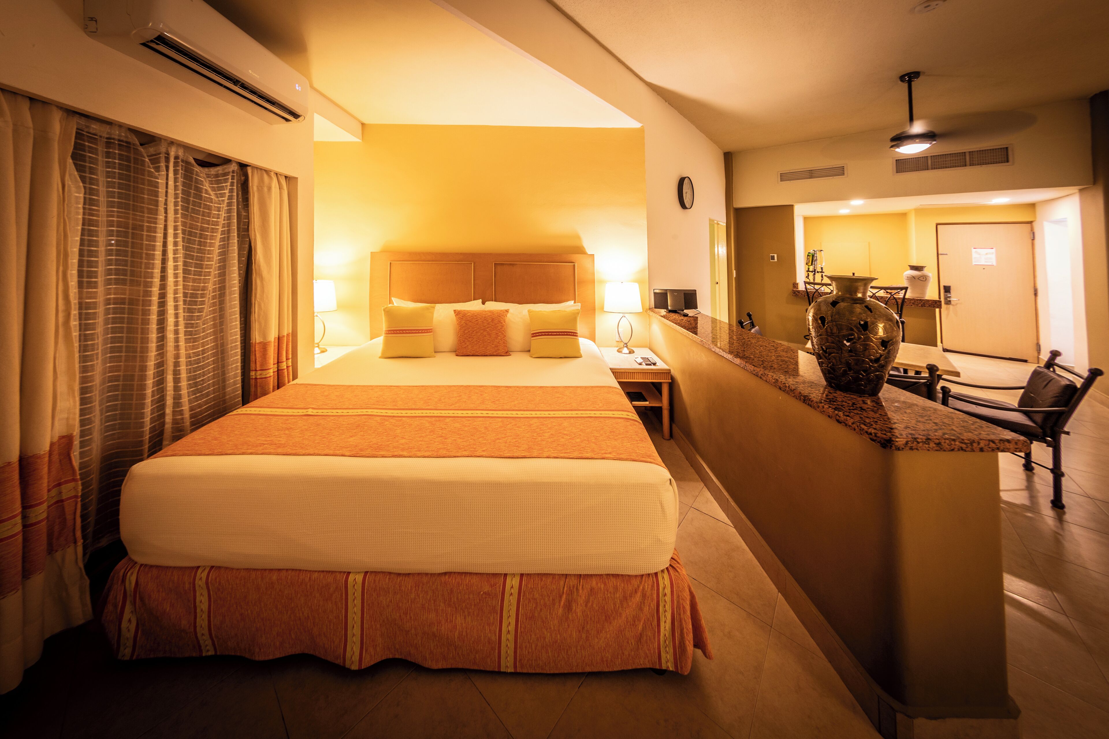 Habitación junior | Caja de seguridad en la habitación, cortinas blackout y ropa de cama 