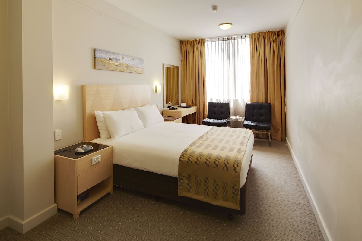Standard Double Room | Minibar, in-room safe, desk, soundproofing