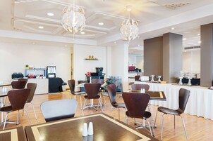 Desayuno buffet diario (AUD 25 por persona)