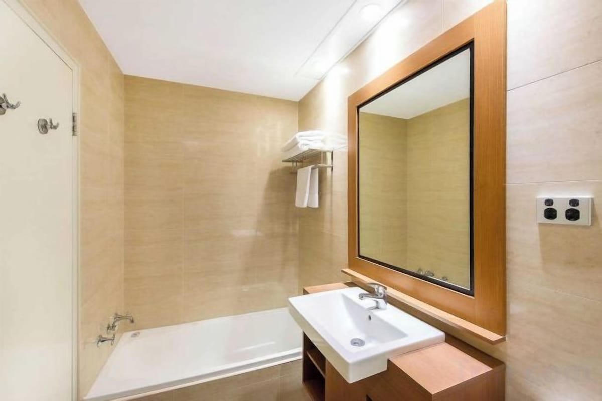 Bathroom | Separate tub and shower, free toiletries, hair dryer, towels