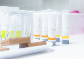 أحواض استحمام وحجيرات دش منفصلة، مستلزمات مجانية للعناية الشخصية