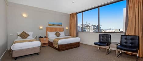 Minibar, caja de seguridad en la habitación y escritorio