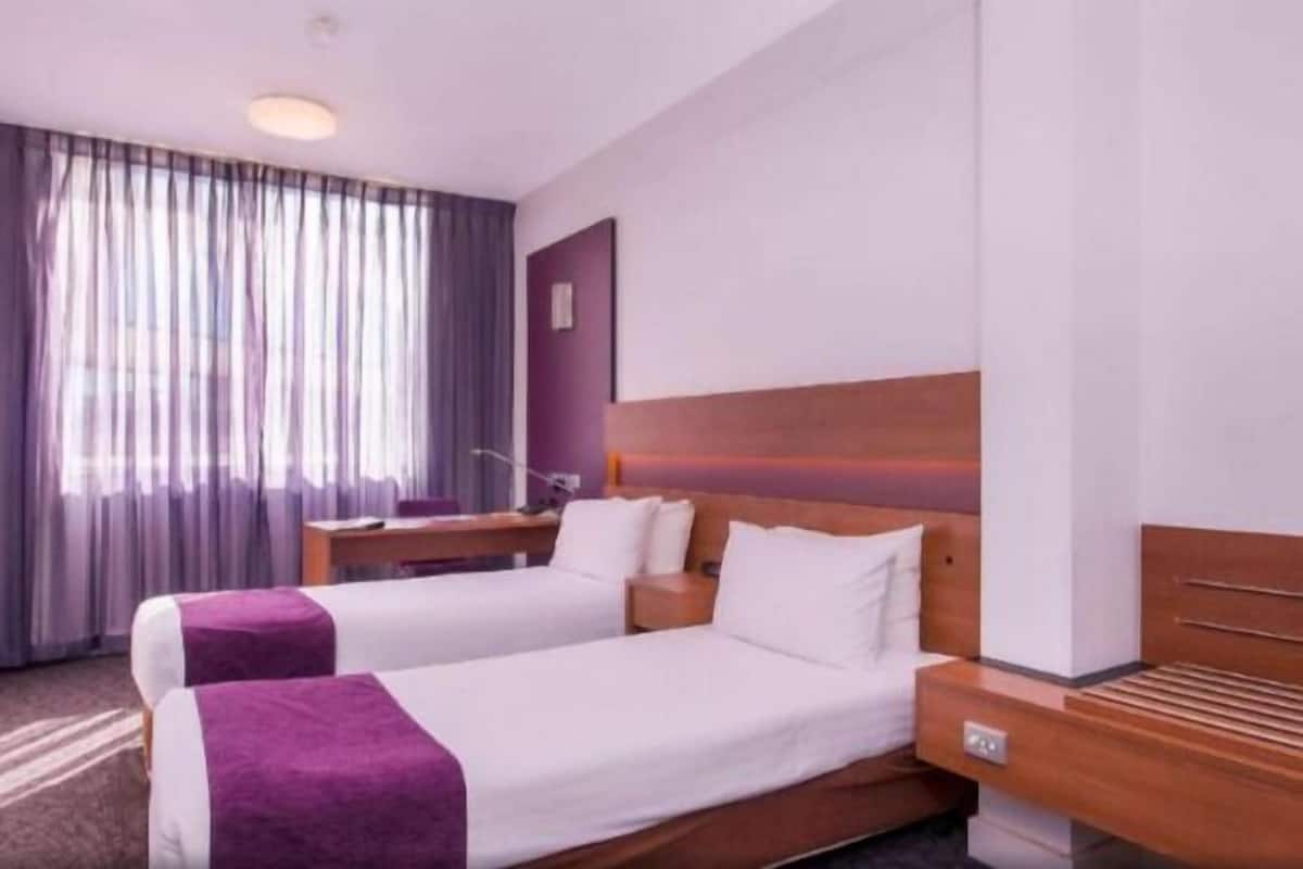 Minibar, caja de seguridad en la habitación y escritorio