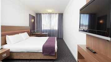 Minibar, värdeförvaringsskåp på rummet, skrivbord och ljudisolering