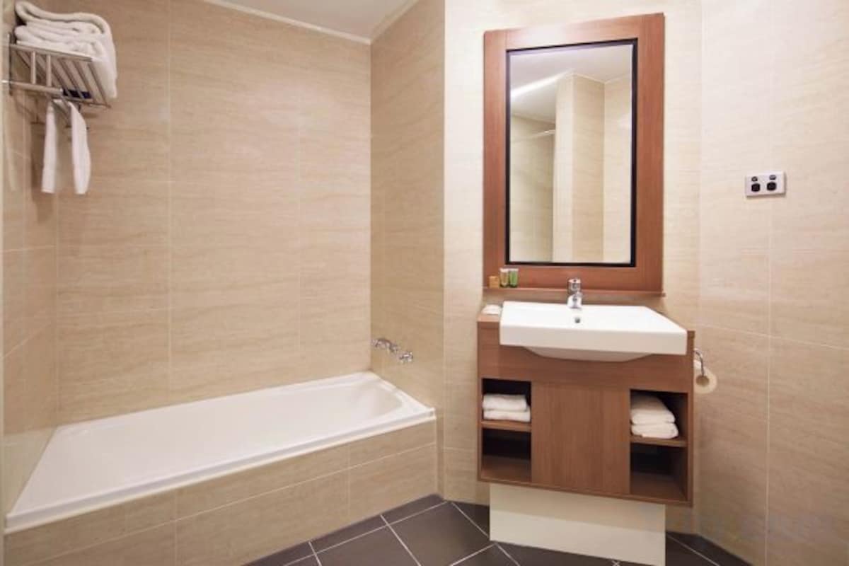 Bathroom | Separate tub and shower, free toiletries, hair dryer, towels