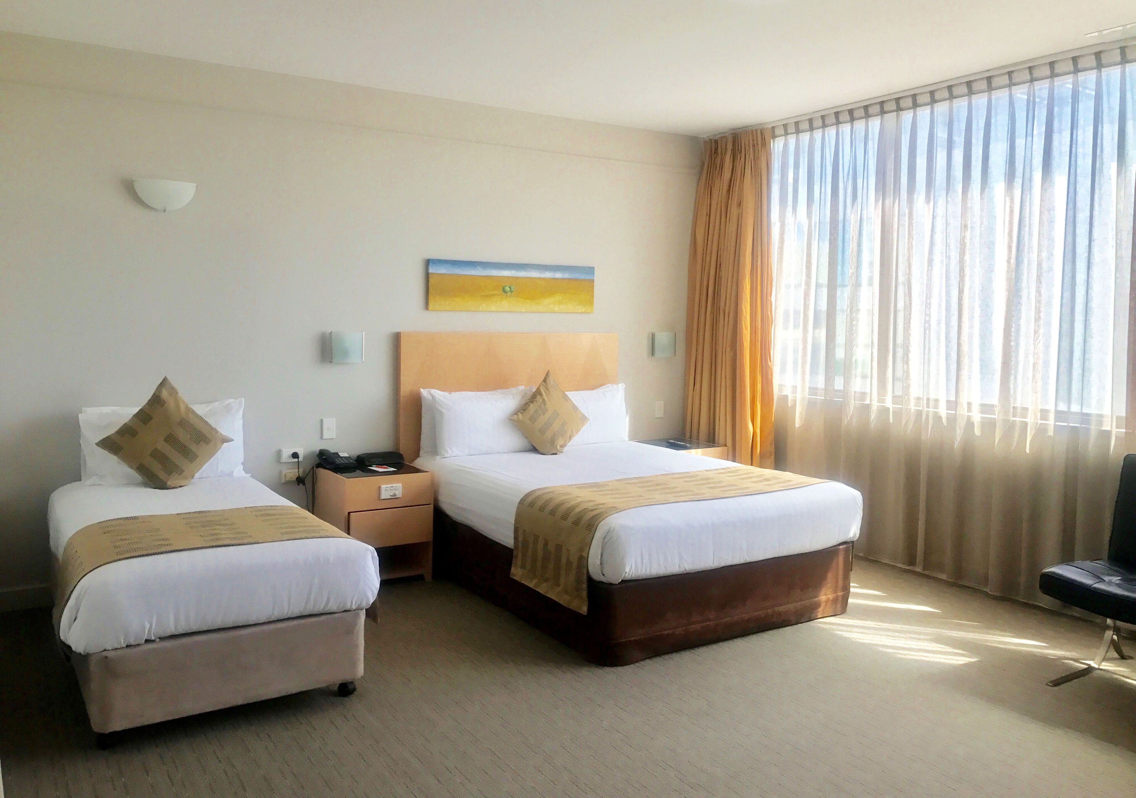 Een minibar, een kluis op de kamer, een bureau, geluiddichte muren