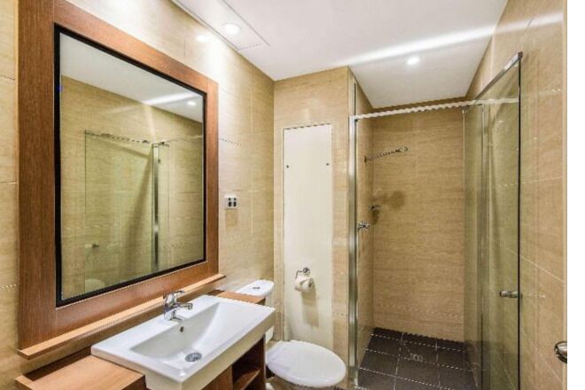 Badezimmer | Badewanne und Dusche (separat), kostenlose Toilettenartikel