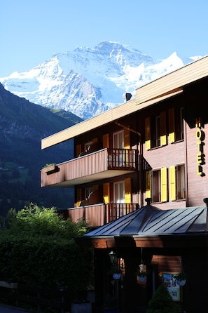 Property grounds - Hotel Bellevue - Traditional Swiss Hideaway (Wengen)