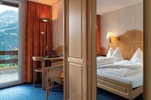 Zweibettzimmer, Balkon, Bergblick | Zimmersafe, Schreibtisch, kostenlose Babybetten, Zustellbetten