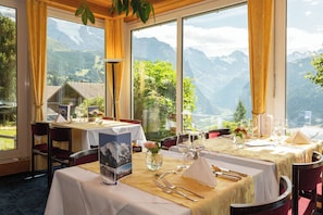Restaurant - Hotel Bellevue - Traditional Swiss Hideaway (Wengen)