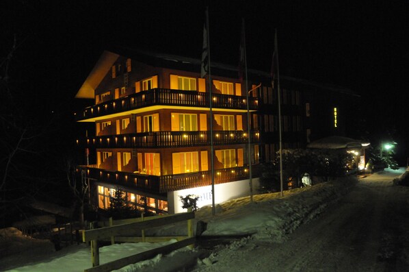 Fassade der Unterkunft – Abend/Nacht