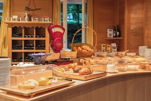 Free daily buffet breakfast