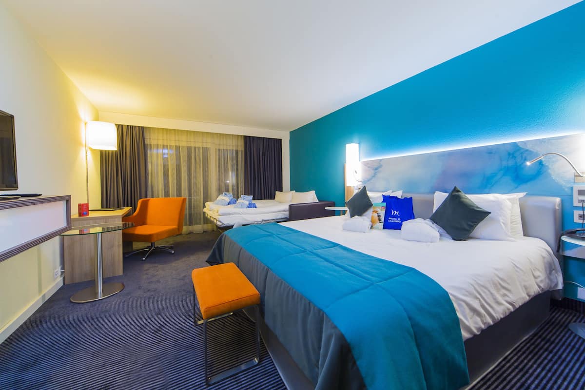 comfort room, balcony | premium bedding, minibar, in-room safe, desk