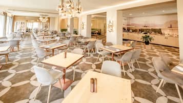 Serveert diner, internationale gerechten, tuinzicht