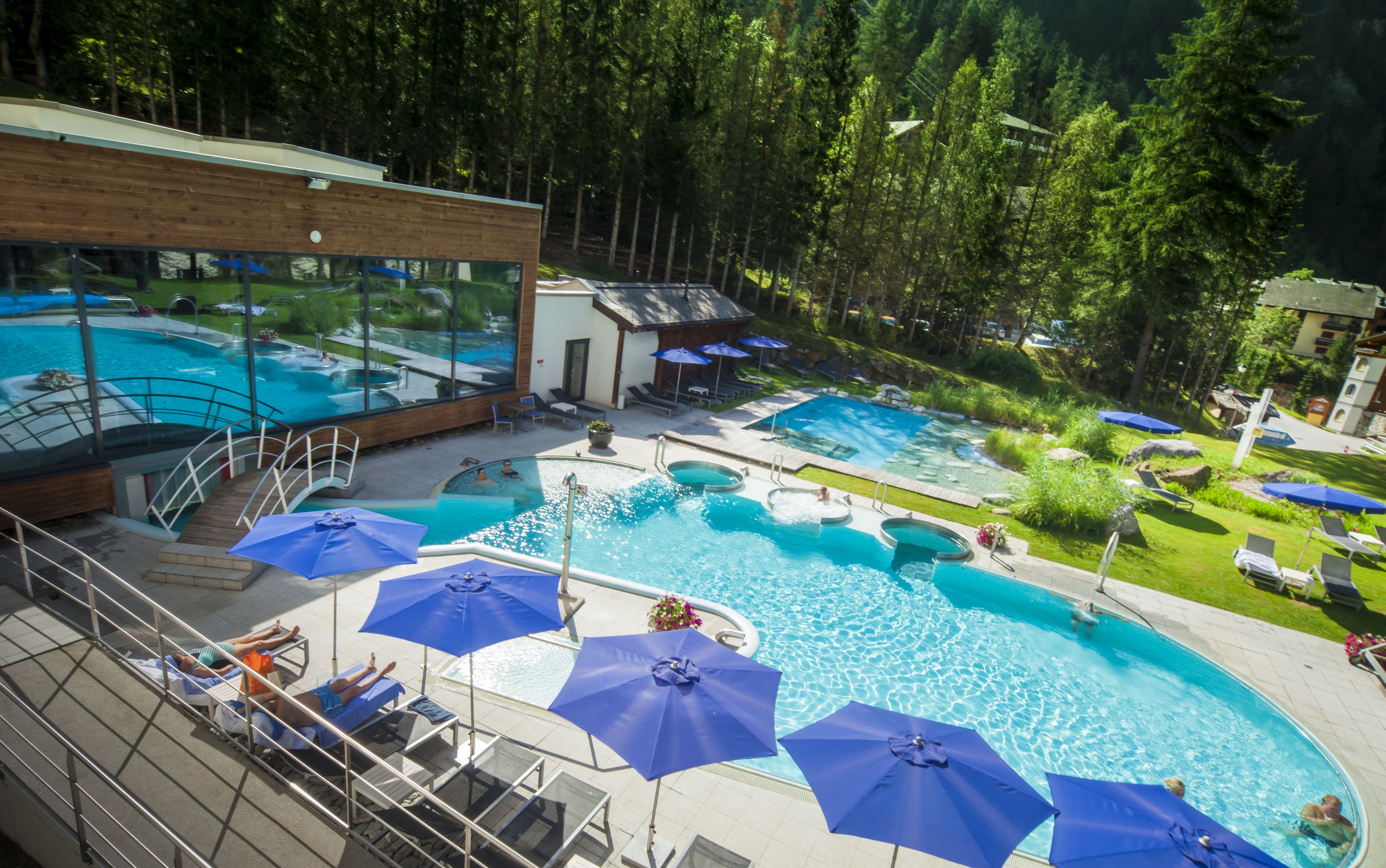 Piscina coperta, piscina all'aperto, lettini
