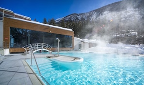 Piscine couverte, piscine extérieure, chaises longues