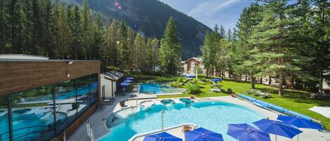 من حمّامات السباحة المغطاة، حمّام سباحة خارجي، مقاعد للتشمس