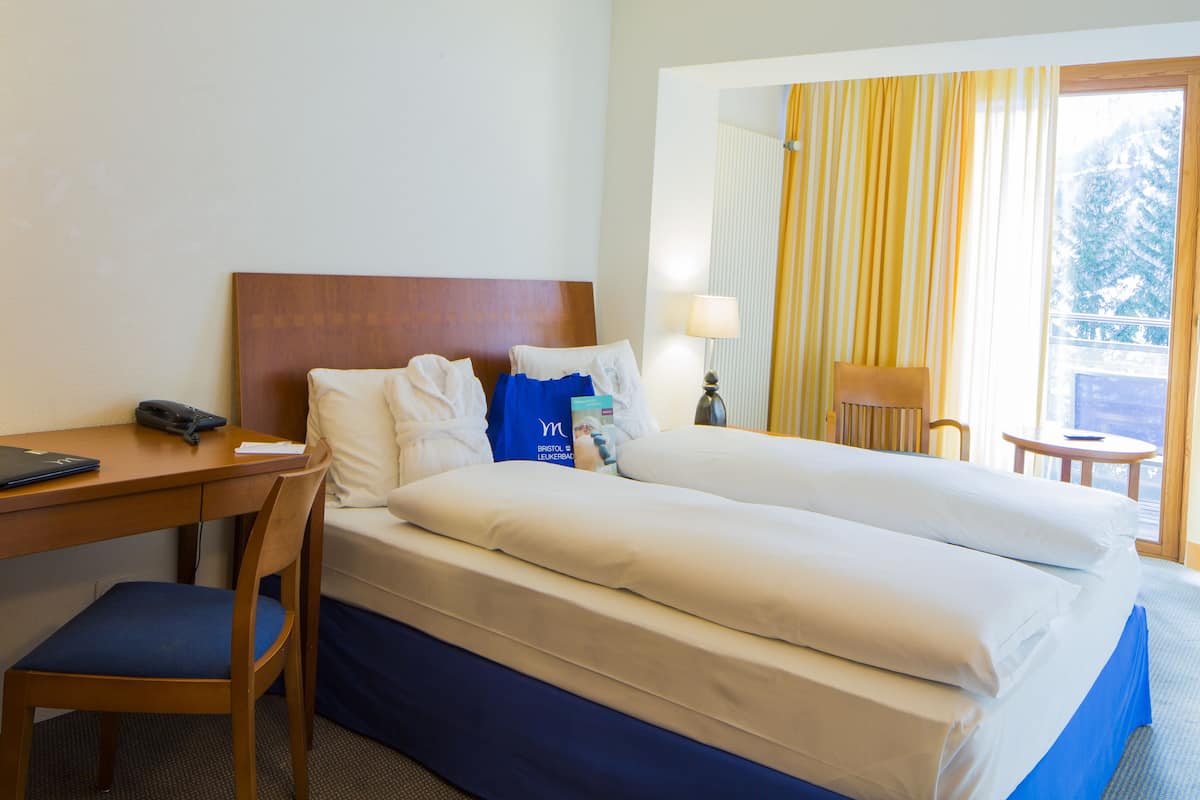 room, 1 queen bed, balcony | premium bedding, minibar, in-room safe, desk