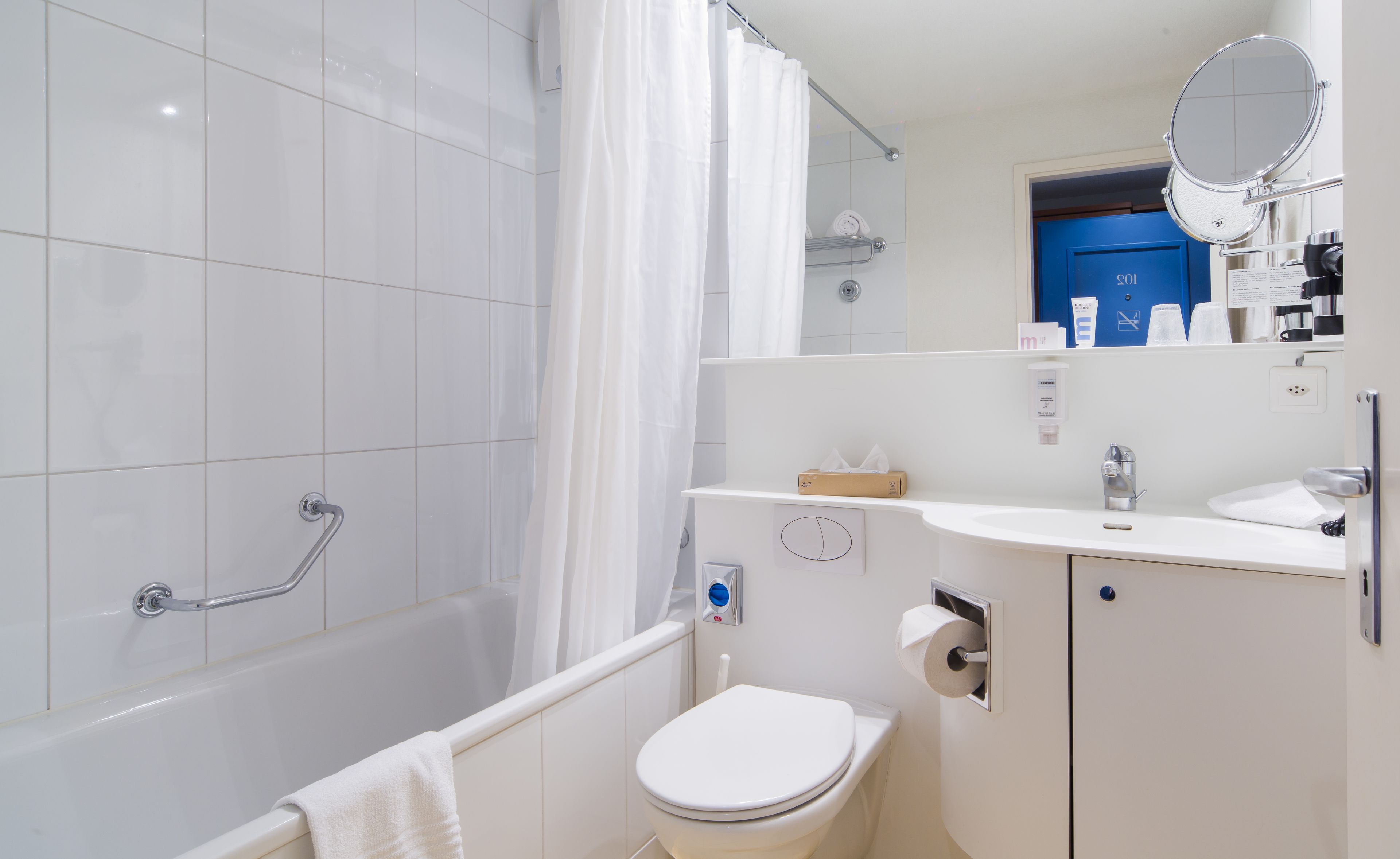 superior double room, 2 single beds, non smoking | bathroom | free toiletries, hair dryer, bathrobes, slippers