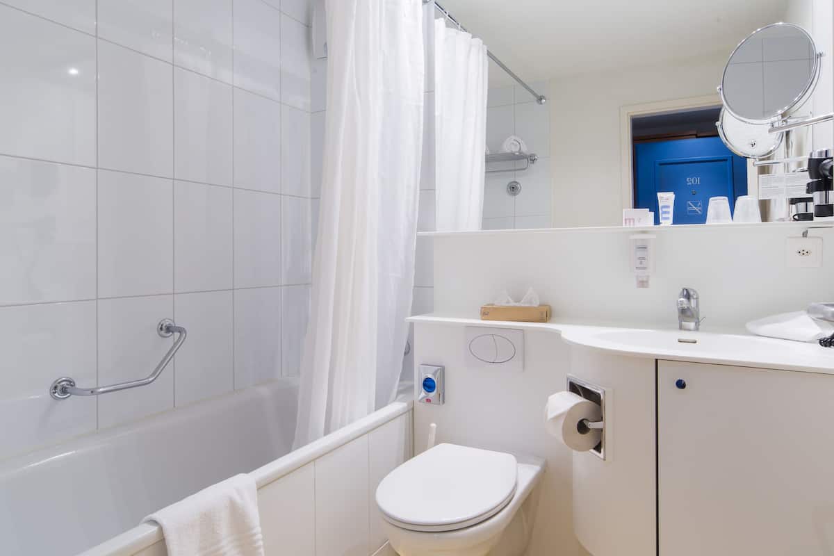 superior double room, 2 single beds, non smoking | bathroom | free toiletries, hair dryer, bathrobes, slippers