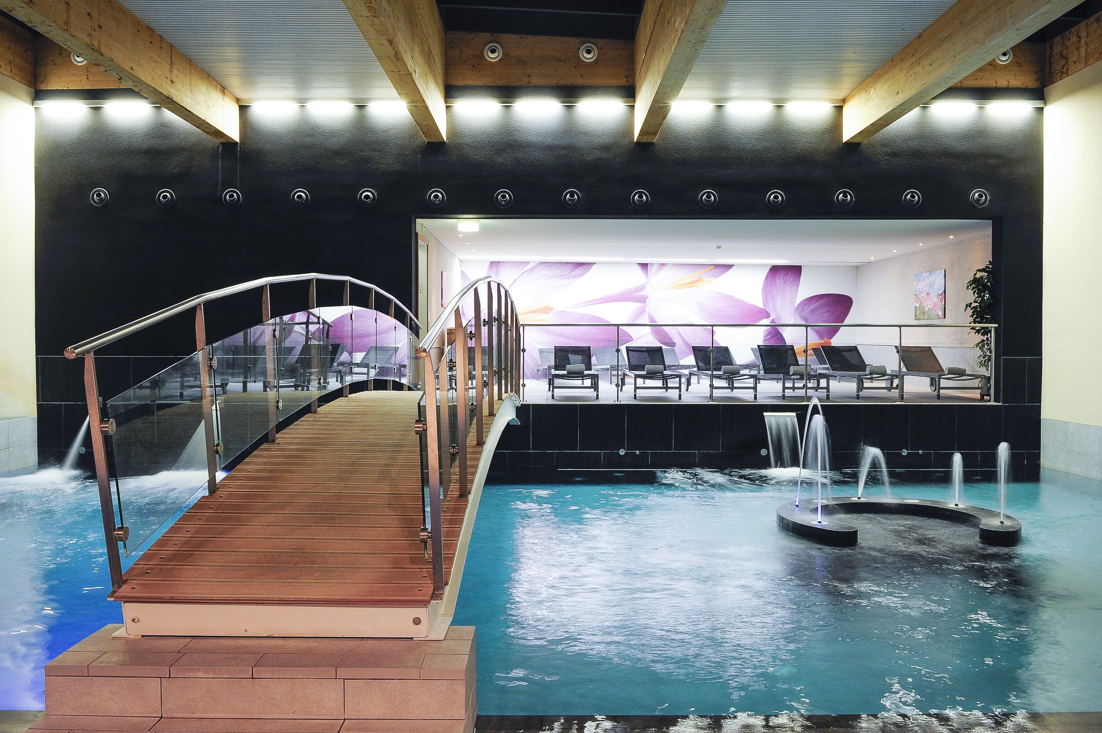 Piscine couverte, piscine extérieure, chaises longues
