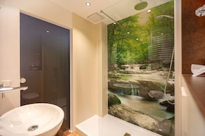 Dusche, kostenlose Toilettenartikel, Haartrockner, Handtücher