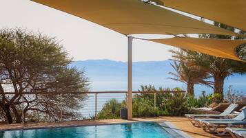 Una piscina al aire libre de temporada