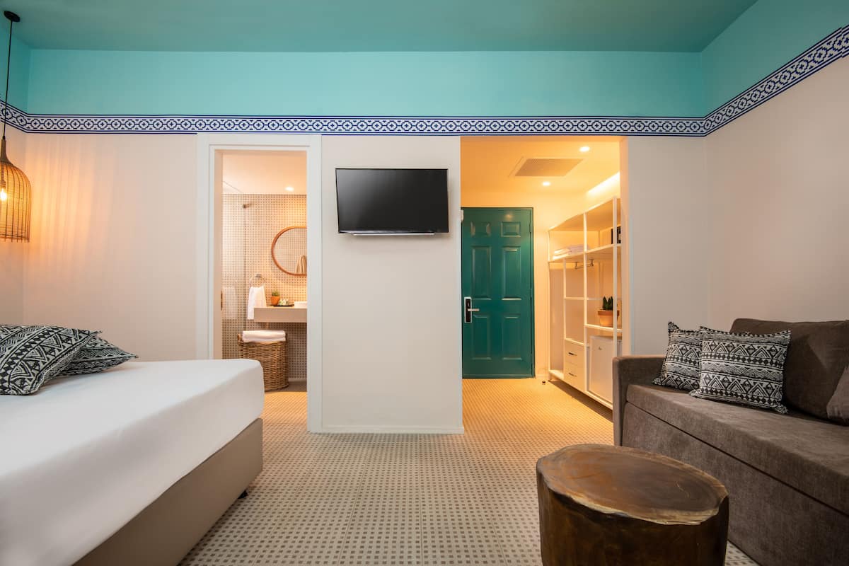 1 dormitorio, minibar, caja fuerte y tabla de planchar con plancha
