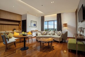 Executive Suite | Living area | 32-inch LCD TV with cable channels, TV