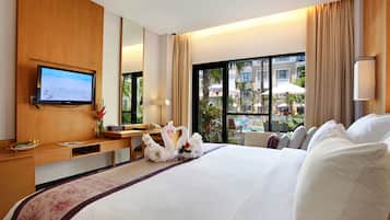 Deluxe Pool Side | Minibar, két bảo mật tại phòng, bàn, bàn ủi/dụng cụ ủi quần áo