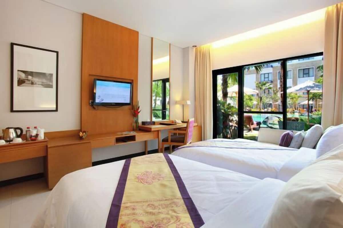 Minibar, in-room safe, desk, iron/ironing board