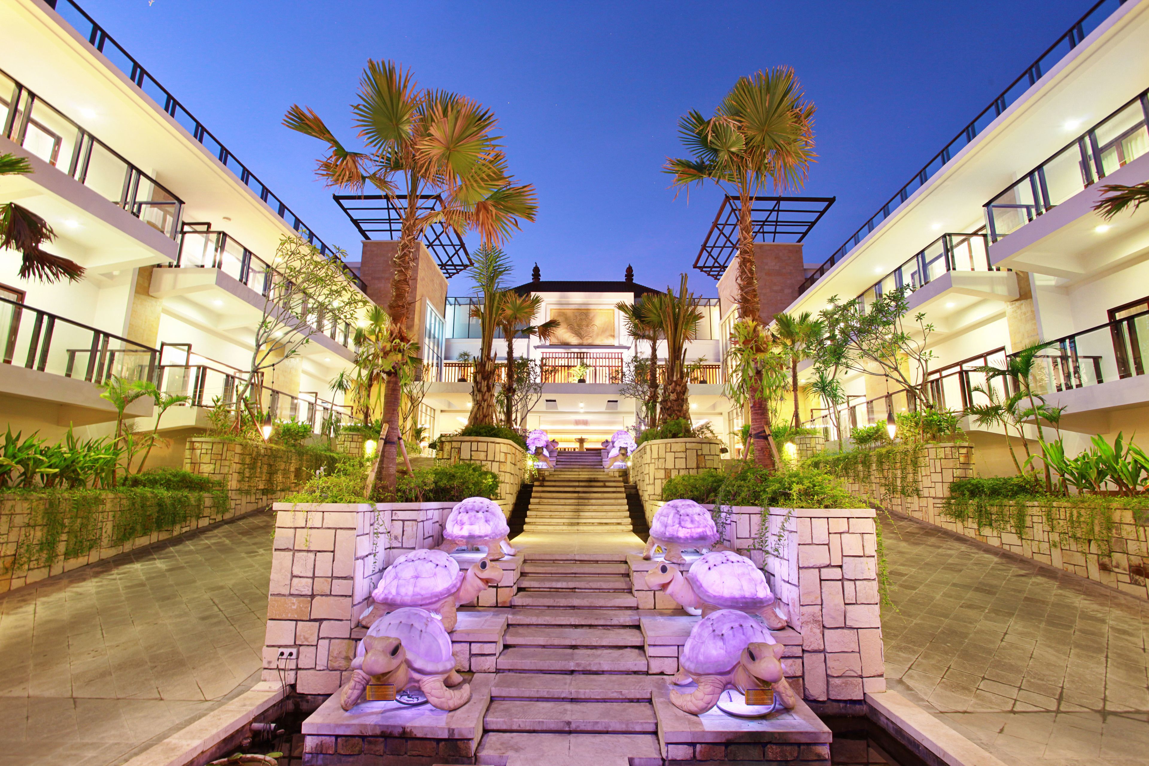 Vista frontal de la propiedad por la tarde o noche