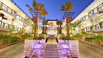 واجهة المنشأة - في المساء/الليل