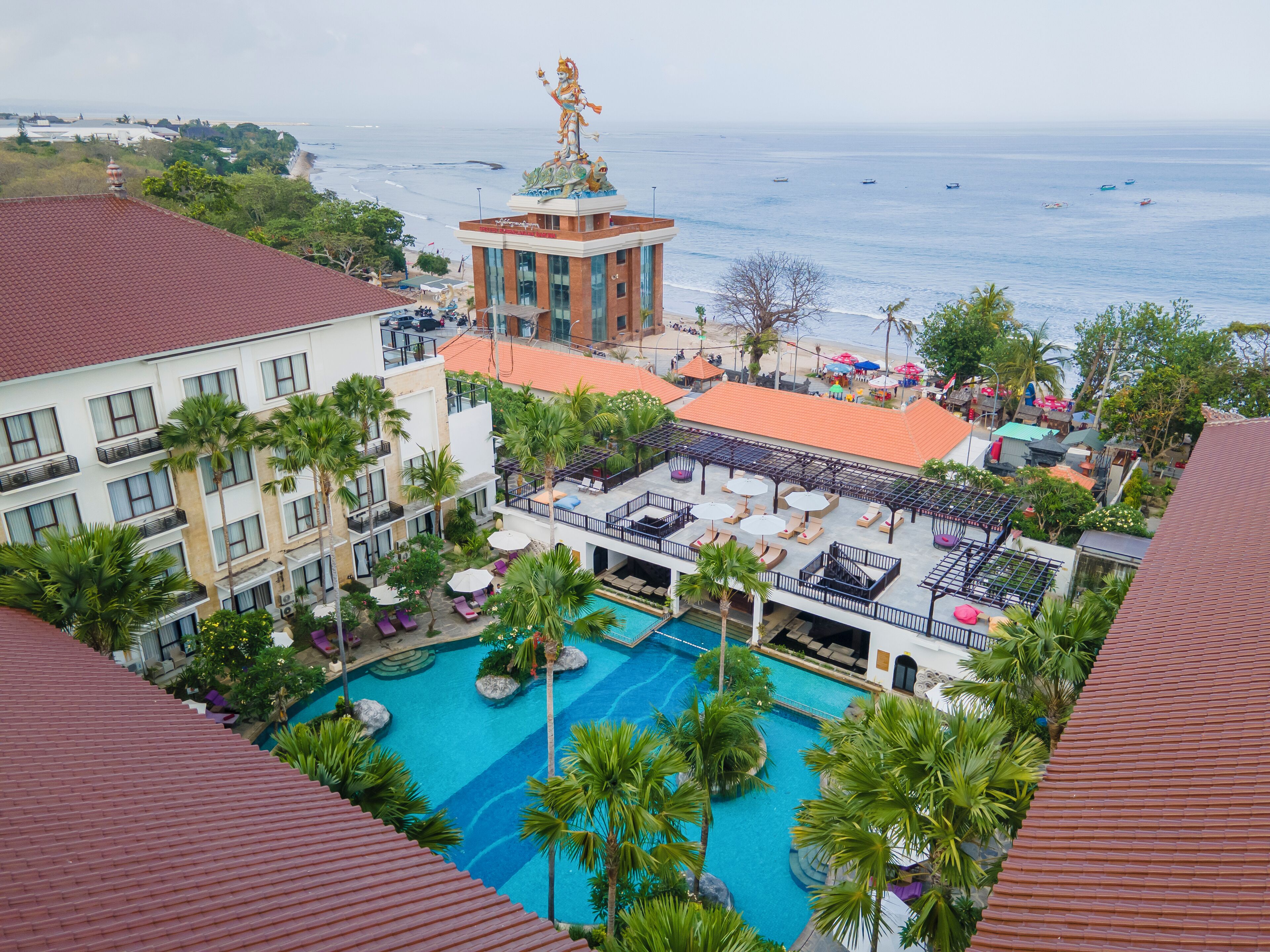 3 kolam renang outdoor, dengan kursi berjemur