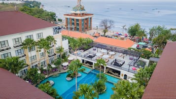 3 kolam renang outdoor, dengan kursi berjemur