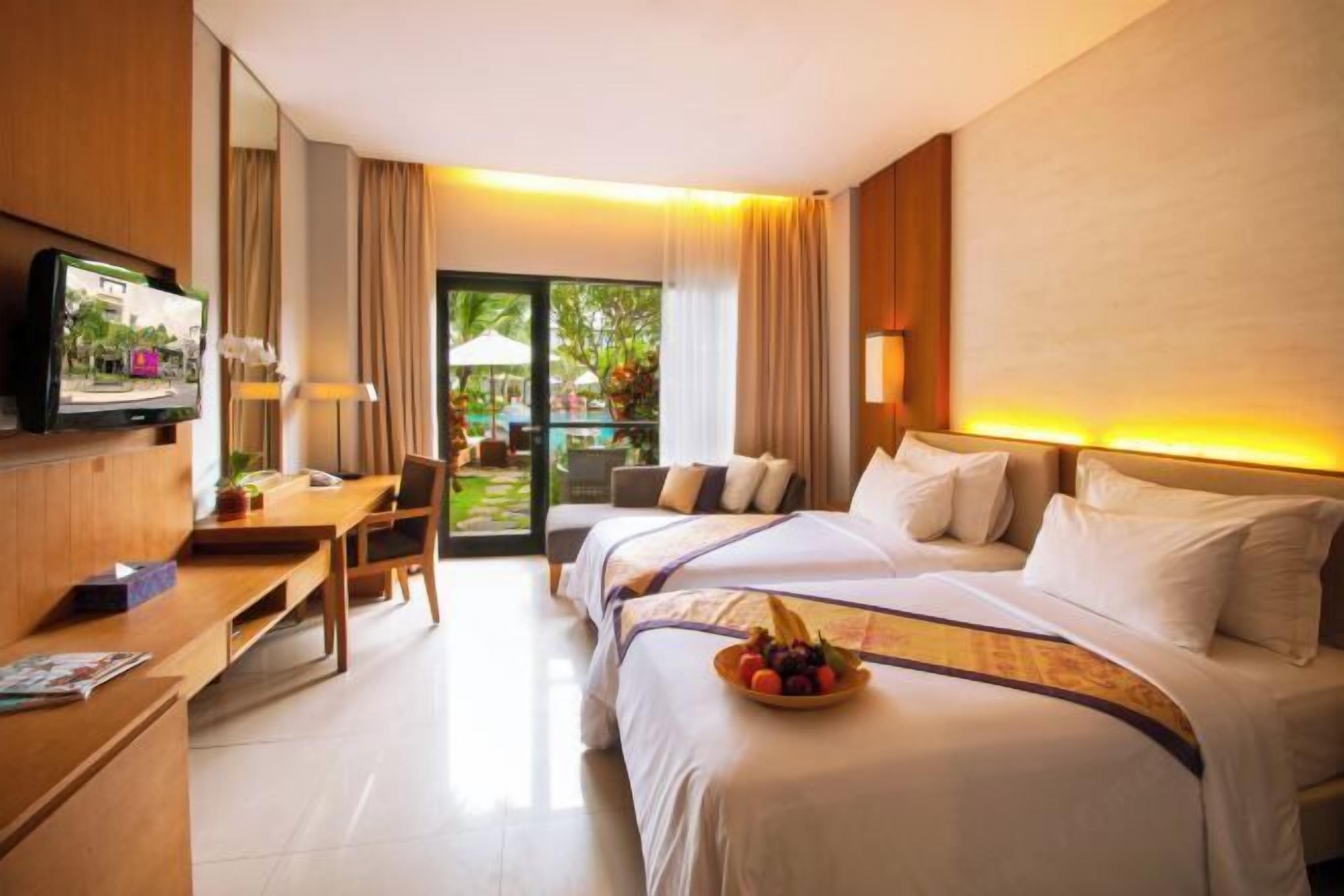 ميني بار وخزنة داخل الغرفة ومكتب  ومكواة/لوح كي