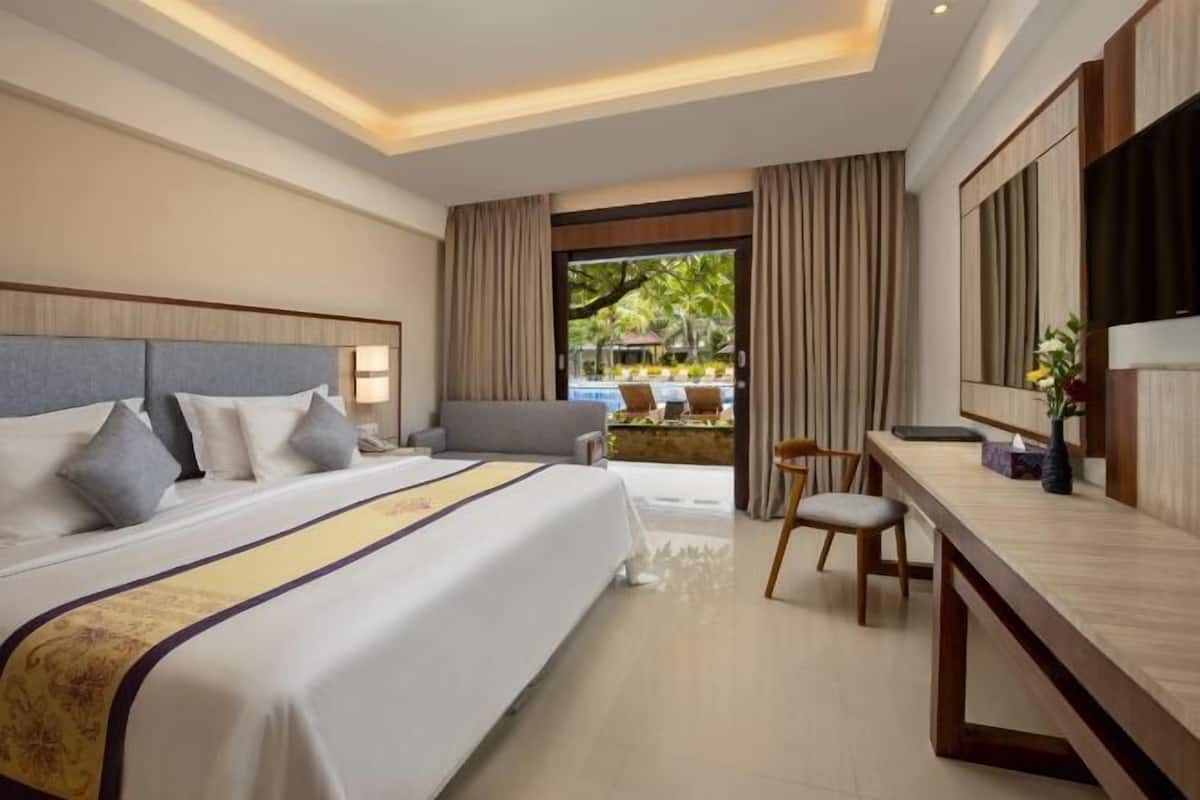 Minibar, in-room safe, desk, iron/ironing board