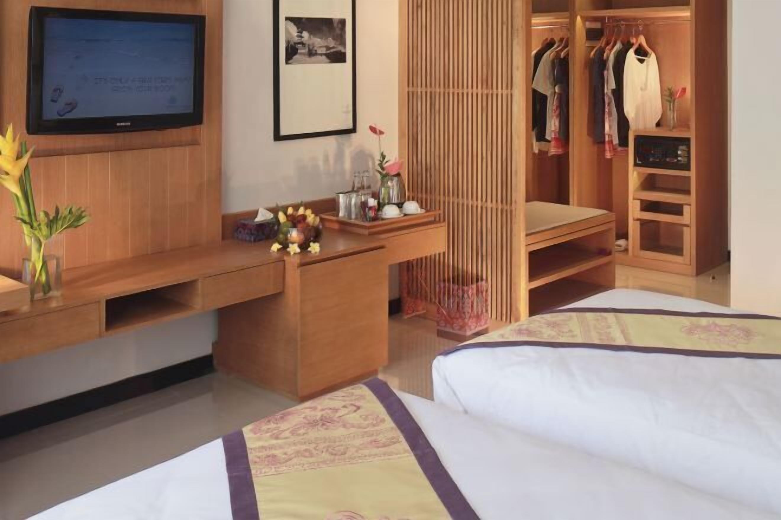 ميني بار وخزنة داخل الغرفة ومكتب ومكواة/لوح كي