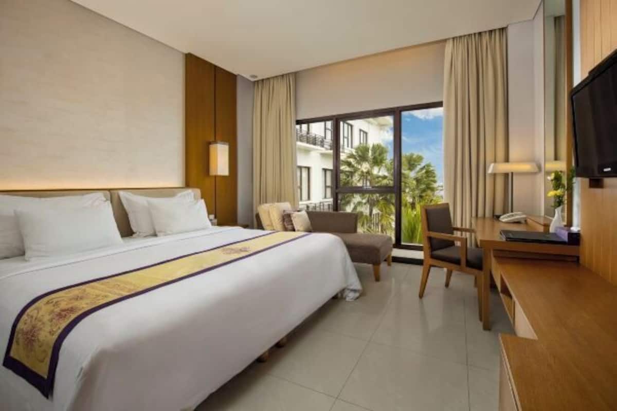 Minibar, in-room safe, desk, iron/ironing board